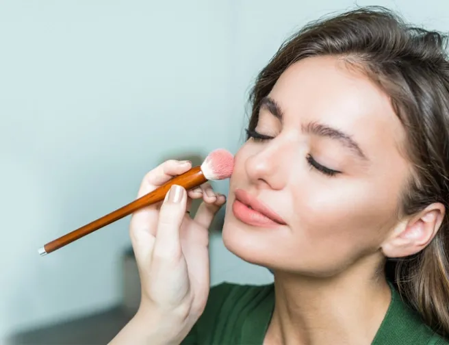 Make-up akademie: Nanášení tvářenky krok za krokem