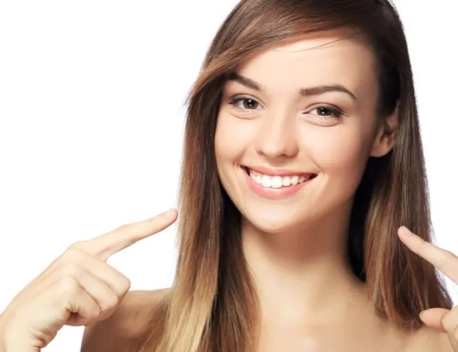 5 věcí, které můžete doma udělat pro bílé zuby 