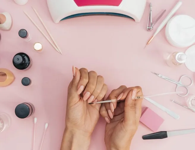 Lakování nehtů: Inspirujte se extravagantním stylem Hailey Bieber