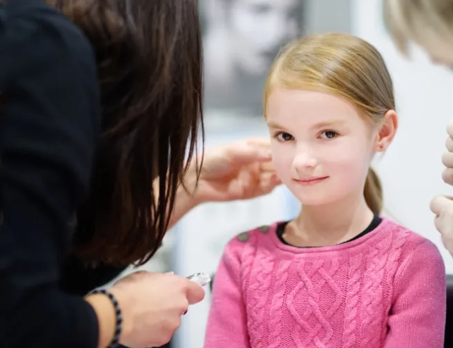 Péče o pokožku po nastřelení náušnic: Zapomeňte na líh!