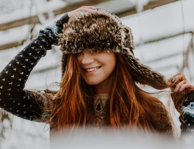 Nespoutaná hříva: Jak na styling vlasů pod čepicí
