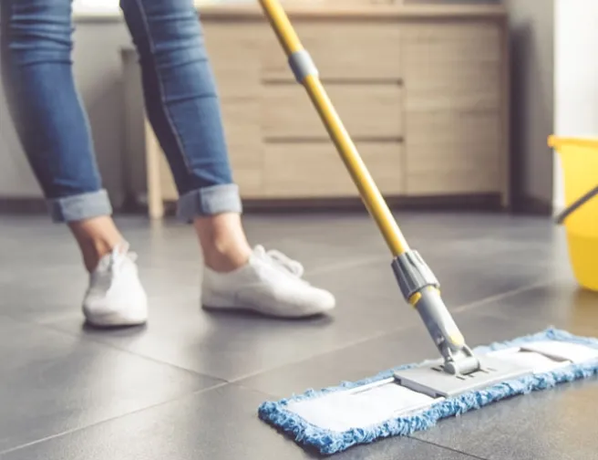 Dokonale čistá podlaha: 5 tipů, jak správně používat mop 