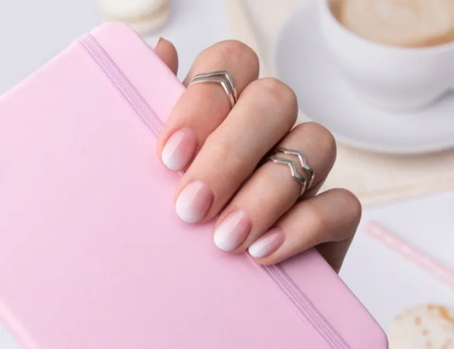 Nehty ve stylu ombré: Baby boomers nail art