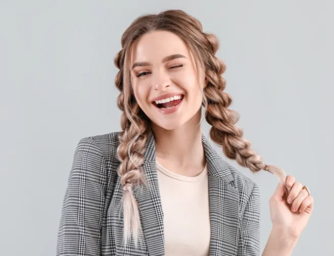 Zapletené úÄesy nejen do práce: 5 tipů, jak na to