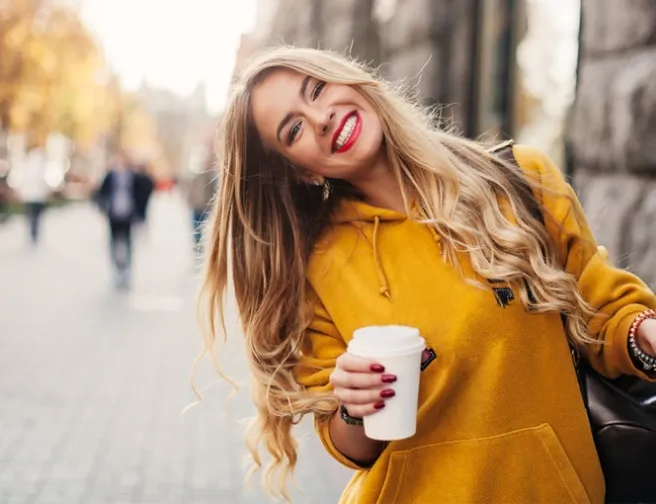 Jak na zářivou blond barvu bez žlutého nádechu