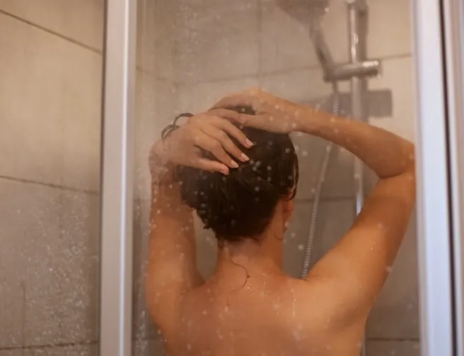Možná to se sprchou trochu přeháníte. Poradíme vám, jak často se sprchovat