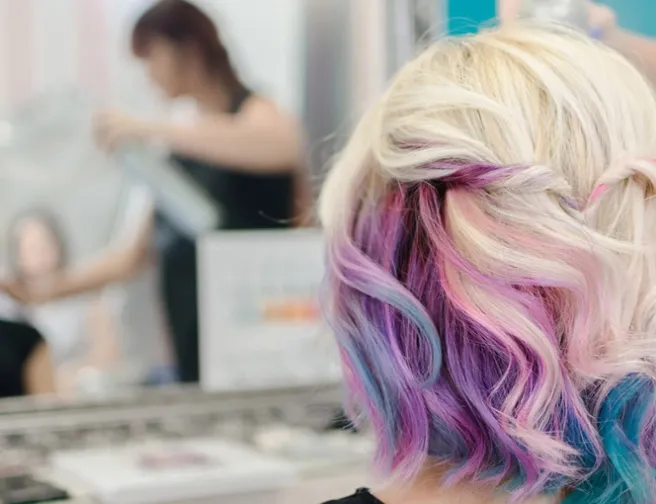 Rainbow bangs: Vlasová novinka, kterou musíte vyzkoušet!
