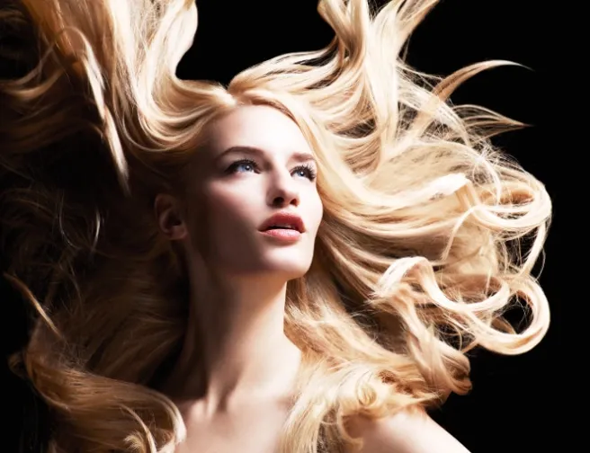 7 tipů, jak chránit v létě blond vlasy