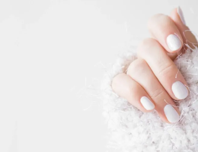 Bílá je nová červená: Sněhový nail art, kterým oslníte