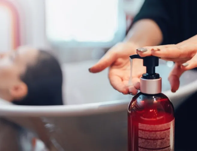 Šampon ze salonu: Je lepší než ten „normální“?