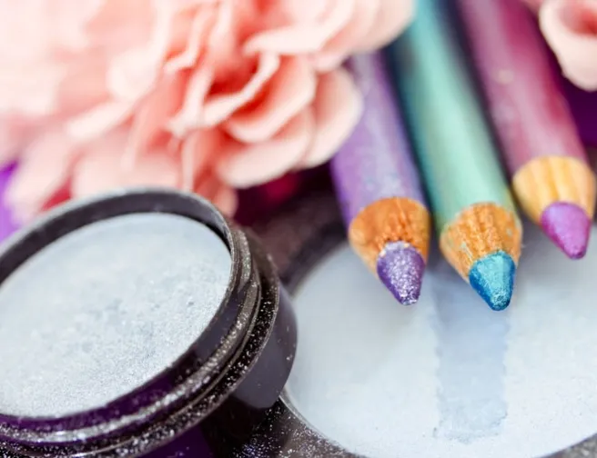 Barevné řasenky a linky rozjasní váš letní make-up