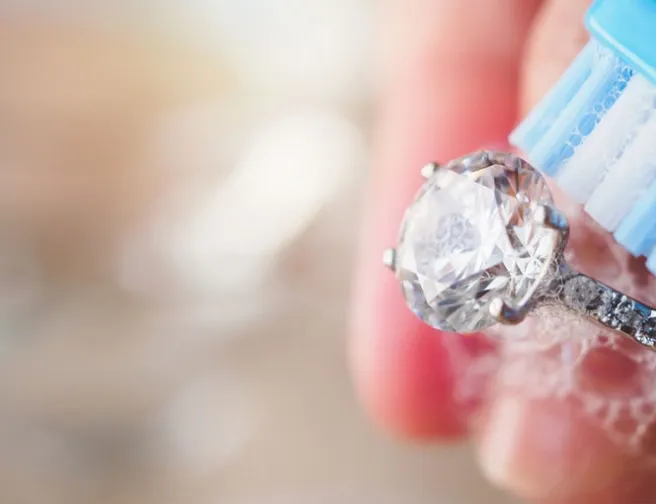 Třpyt a lesk: Jak vyčistit šperky doma