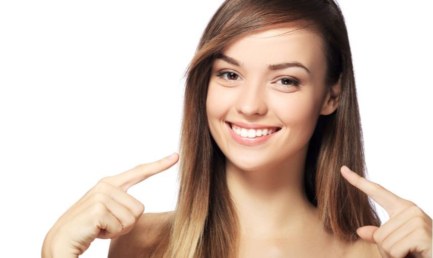 5 věcí, které můžete doma udělat pro bílé zuby hlavní banner