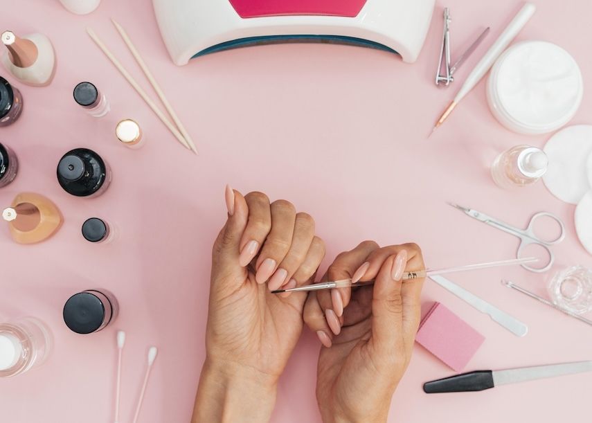 Lakování nehtů: Inspirujte se extravagantním stylem Hailey Bieber hlavní banner