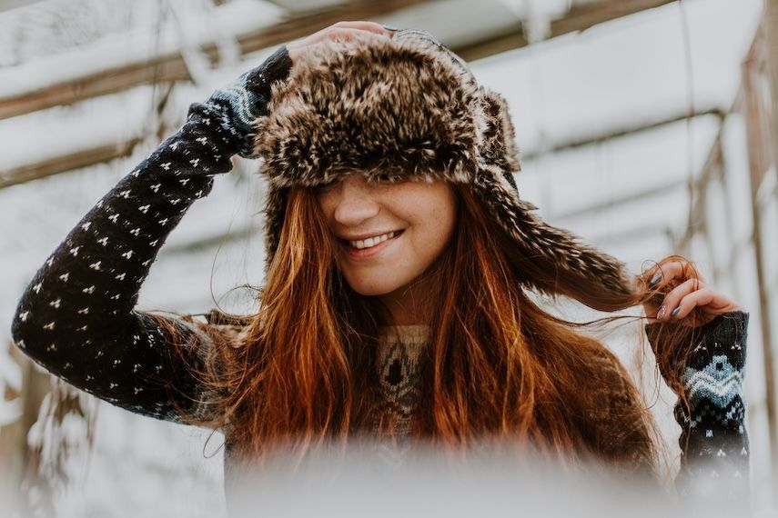 Nespoutaná hříva: Jak na styling vlasů pod čepicí hlavní banner