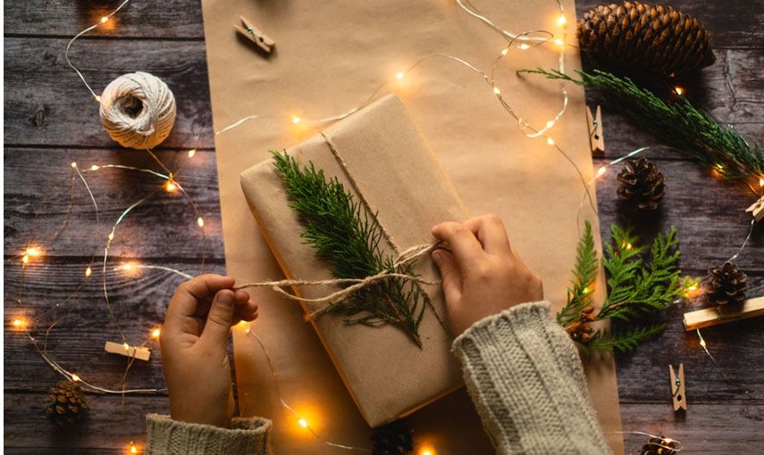 Jak zabalit vánoční dárky všech tvarů hlavní banner