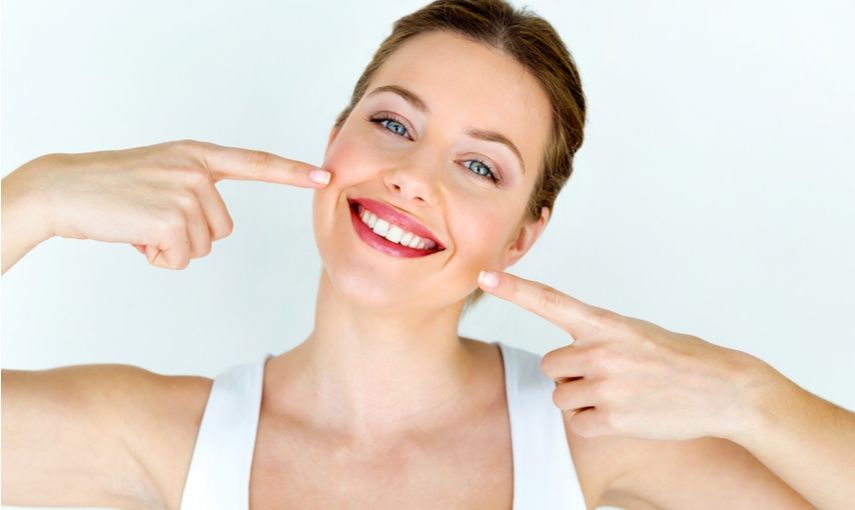 Bělení zubů doma? 4 věci, které byste měli vědět! hlavní banner