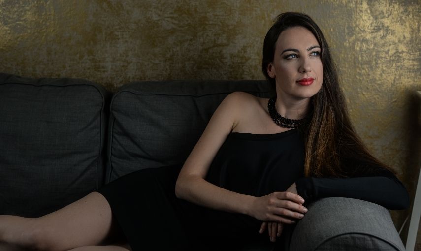 Z kancelářské myšky královnou večírků hlavní banner