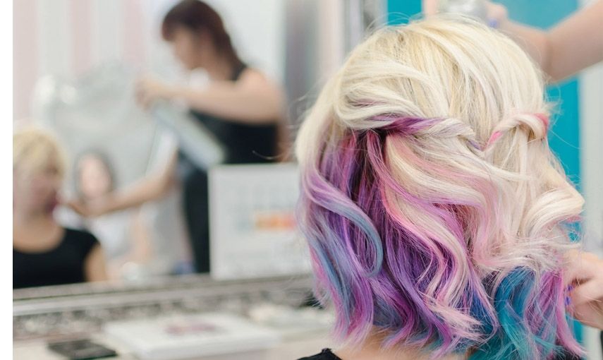 Rainbow bangs: Vlasová novinka, kterou musíte vyzkoušet! hlavní banner