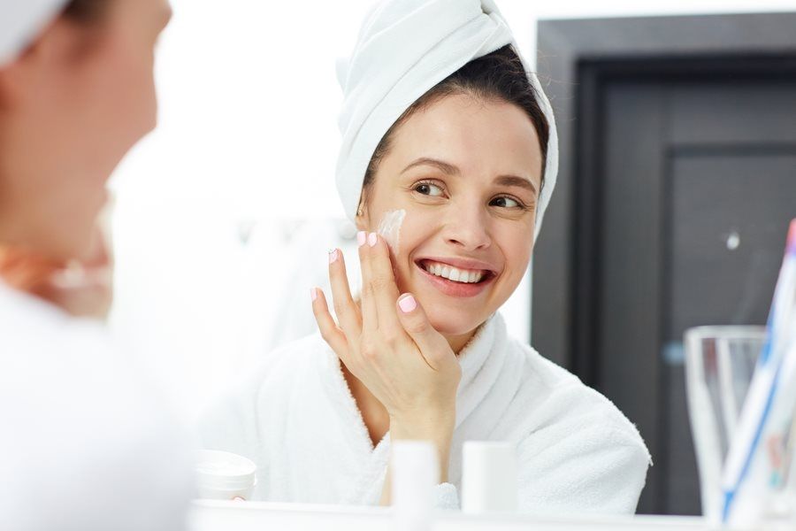 Naučte se vrstvit skincare produkty a odhalte tajemství dokonalé pleti hlavní banner